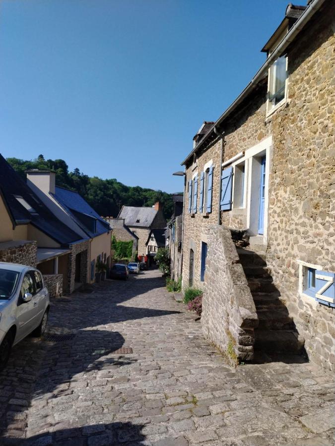 Chambre D'Hote Familiale De La Maison Bleue Lanvallay Exterior photo