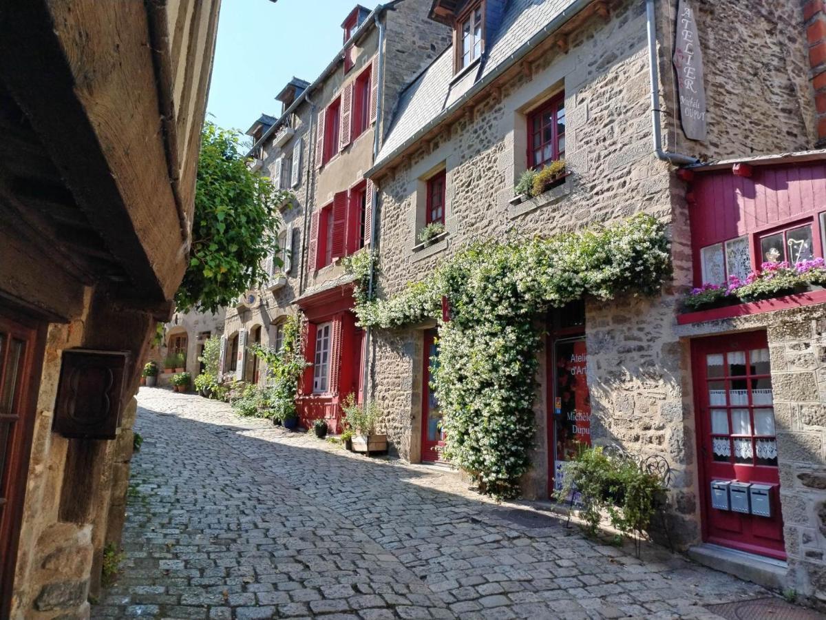 Chambre D'Hote Familiale De La Maison Bleue Lanvallay Exterior photo